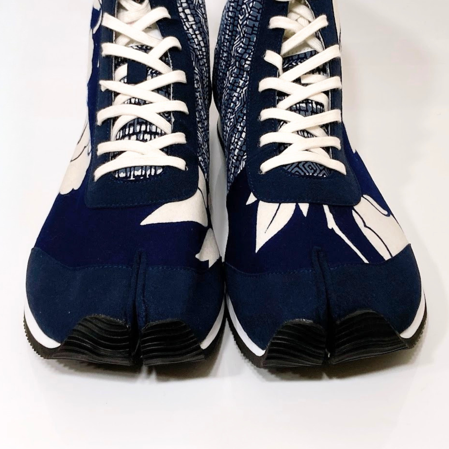 Ninja Tabi Shoes ー Flare White Camelia (No.29 / 27cm)